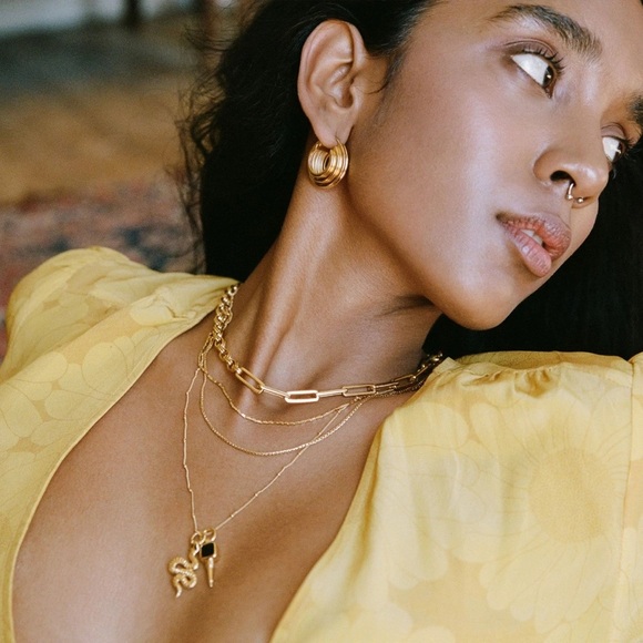 Lucy Williams 18k Gold Medium Ridge Hoop Earrings - Picture 5 of 6